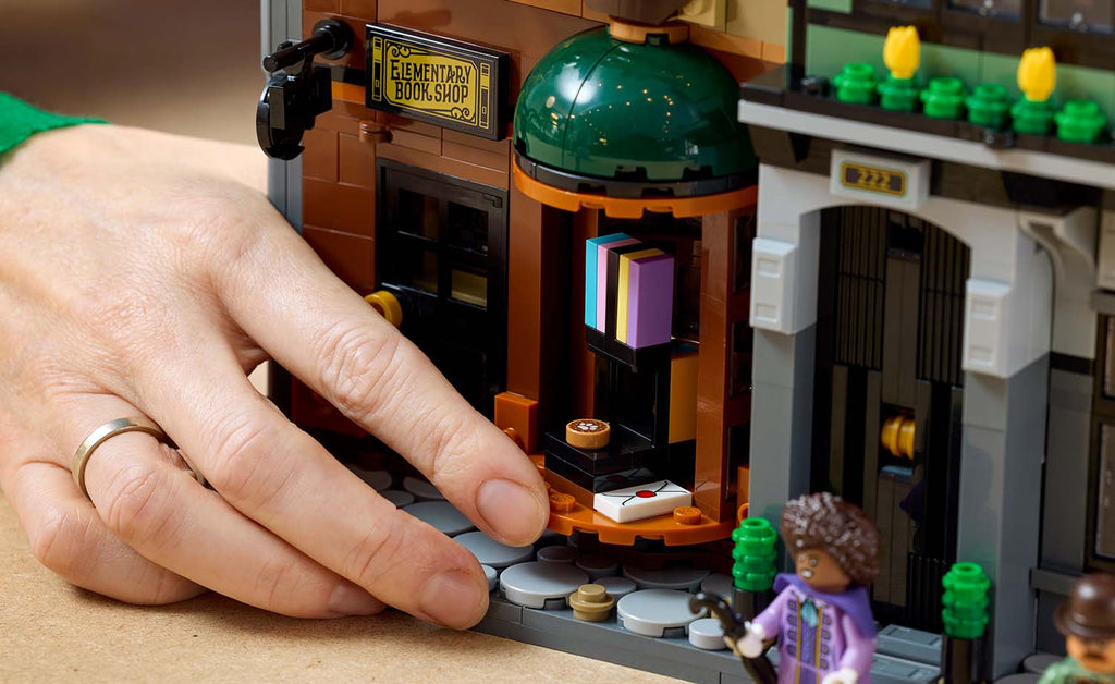 LEGO ICONS Sherlock Holmes: Book Nook Set 10351