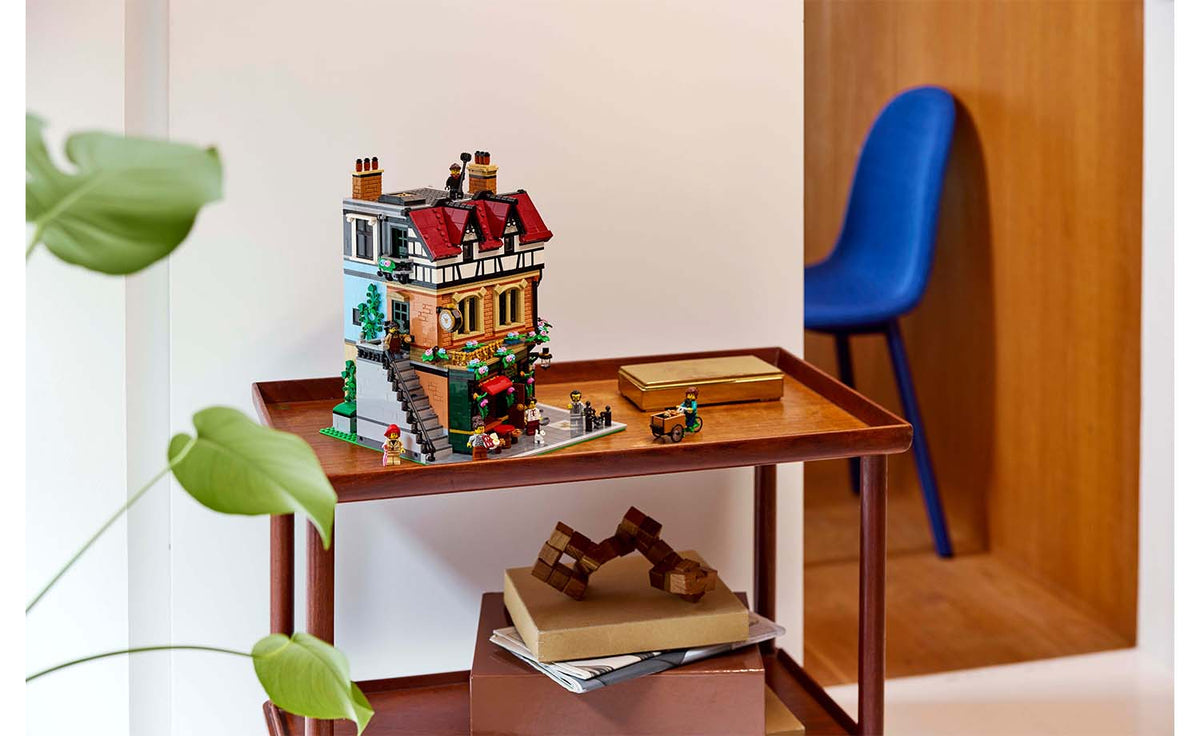 LEGO ICONS Tudor Corner Set 10350