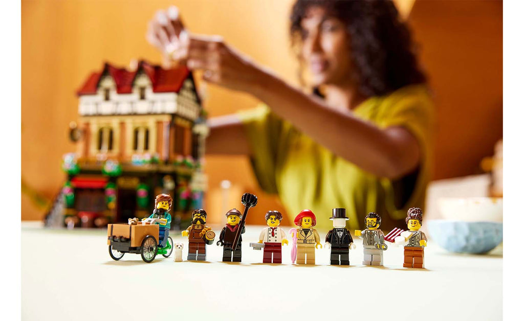 LEGO ICONS Tudor Corner Set 10350
